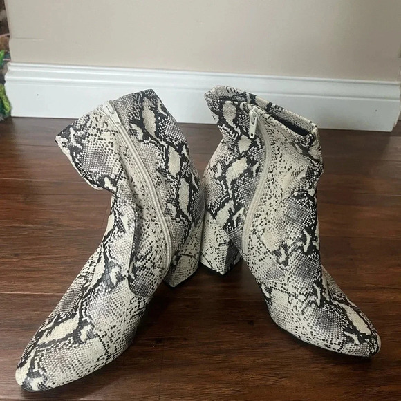 Snakeskin print boots-size 9m Steve Madden- fall fashionable - Picture 3 of 8